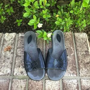 💰Clarks slip on sandals.